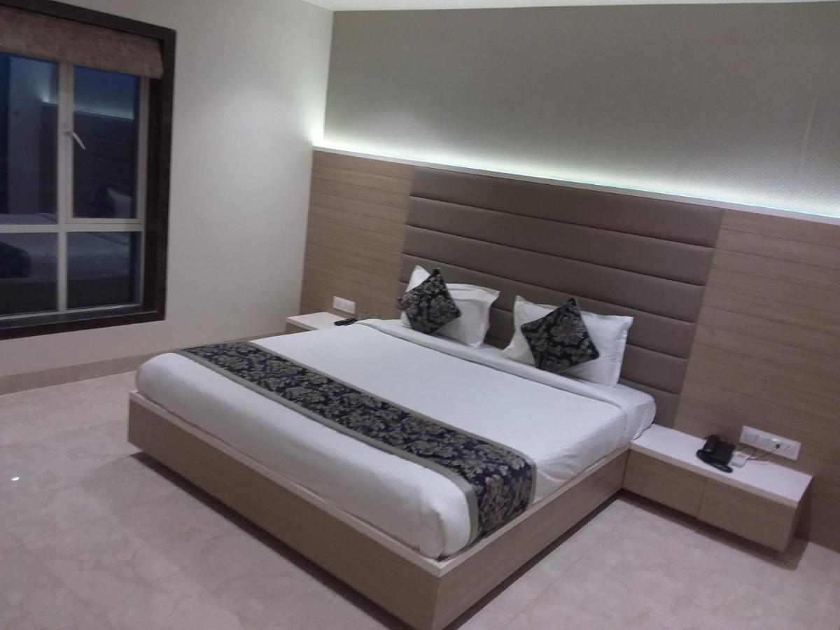 Hotel Grand Parivaar Igatpuri Kültér fotó