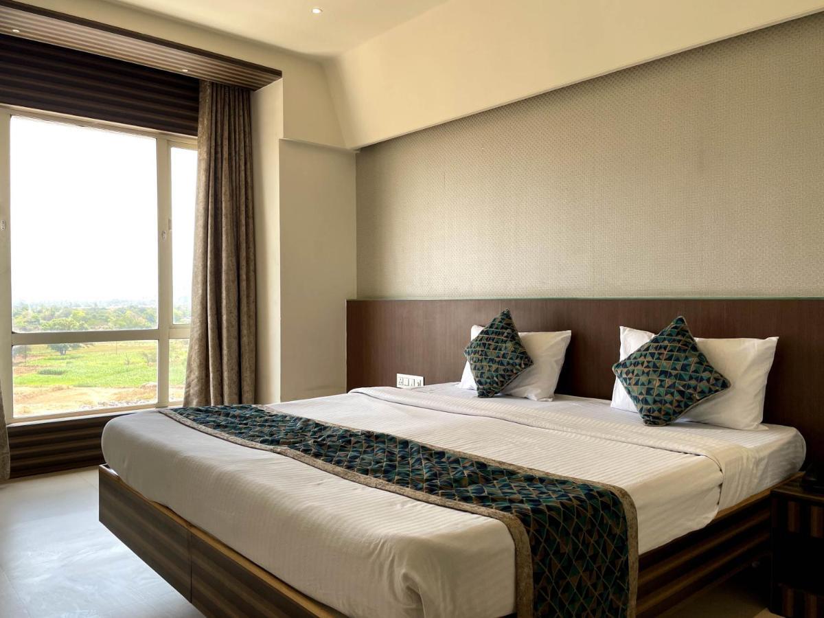 Hotel Grand Parivaar Igatpuri Kültér fotó